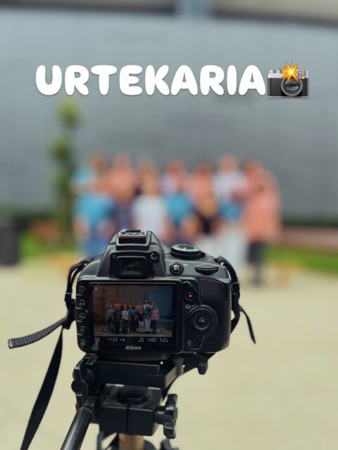 📸 Argazkiak martxan! Urtekarirako argazkien bila gabiltza. 🚀