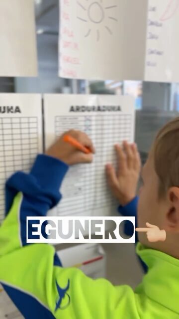 💚💙Egunero-egunero berdin hasten dugu goiza LH 1go mailan eta izugarri maite dugu! Sartu orduko martxan jartzen gara: data ikusi, sentipenak elkarbanatu, eguneko arduraduna aukeratu eta olerkitxo bat irakurtzen dugu goiza alaitzeko. Hau da gure eguneroko sekretua eguna barre artean eta energiaz gainezka 🔋 hasteko!
💚💙¡Toditos los días arrancamos la mañana igual en 1.º de Primaria y nos encanta! Es entrar y poner la maquinaria en marcha: miramos la fecha, nos contamos cómo nos sentimos, elegimos a los encargados del día y nos marcamos un poema en equipo para venirmos arriba. ¡Nuestro ritual diario para empezar la jornada entre risas y con las pilas 🔋 cargadas!#santurtzi #ikastola #euskara