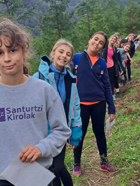 DBH1eko kolonien bizipenak Lasturren! 
Egun zoragarriak igaro ditugu Lasturren! Eskalada eta orientazioa praktikatu ditugu, taloak egin ditugu eta erroten funtzionamendua ezagutzeko aukera izan dugu. Gainera, naturan murgildu eta bertako animaliak ezagutu ditugu. Abenturaz, ikaskuntzaz eta elkarbizitzaz beteriko esperientzia! 
 ¡Colonias de DBH1 en Lastur! 
¡Hemos disfrutado de unos días estupendos en Lastur! Hemos practicado escalada y orientación, elaborado talos y conocido el funcionamiento de los molinos. Además, nos hemos sumergido en la naturaleza y hemos descubierto los animales del entorno. ¡Una experiencia llena de aventura, aprendizaje y convivencia!